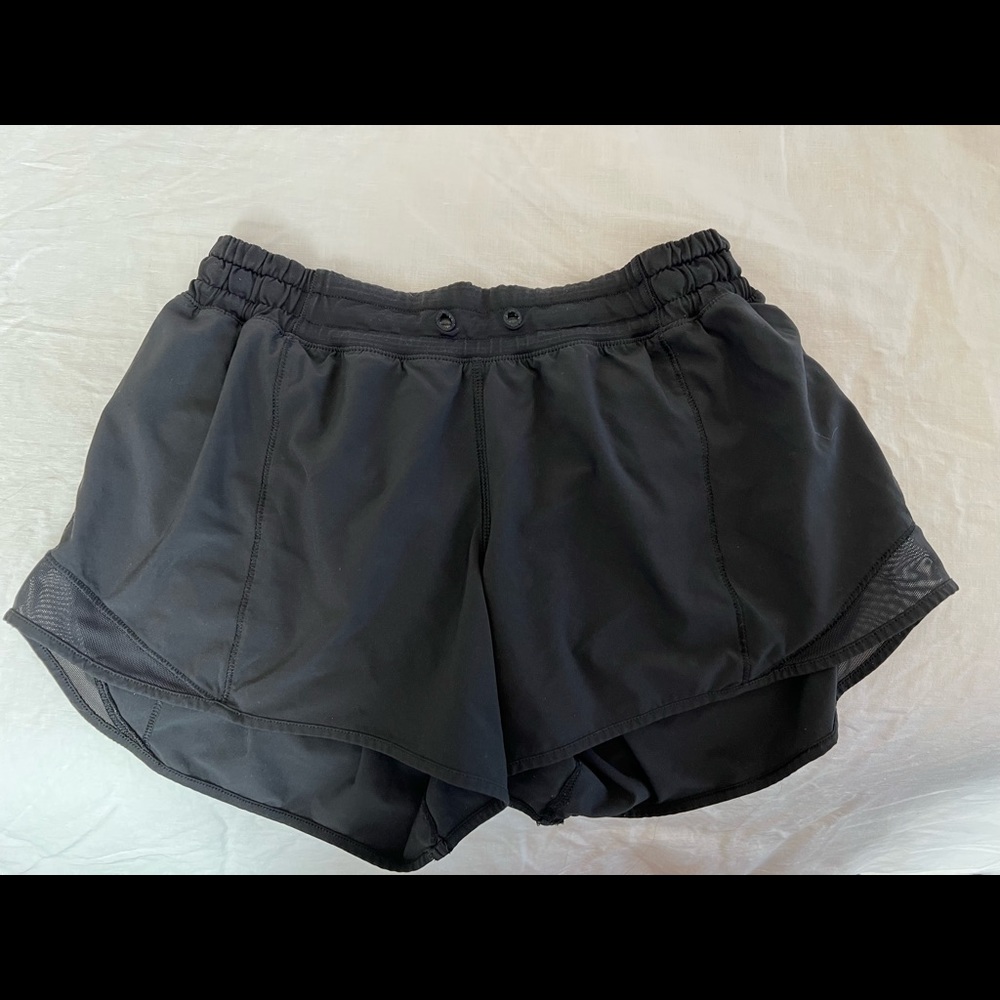 Black Lululemon hotty hot. size 6. 4 inch